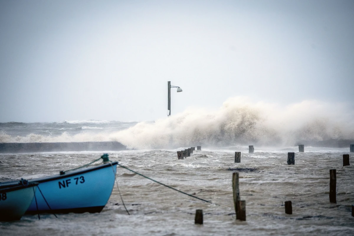 Około 2 tys. osób w Szlezwiku-Holsztynie zostało przeniesionych w bezpieczne miejsce z powodu silnej fali sztormowej na wybrzeżu Morza Bałtyckiego. Poinformował o tym szef służb ratunkowych w ministerstwie spraw wewnętrznych landu Szlezwik-Holsztyn Ralf Kirchhoff.