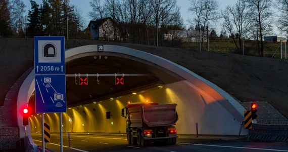 W przyszłym tygodniu z powodu prac serwisowych zamknięte zostaną obie nitki tunelu pod Luboniem Małym w ciągu drogi ekspresowej S7 . Jak informuje GDDKiA tunel nieprzejezdny będzie w nocy z wtorku na środę (24/25 października). 