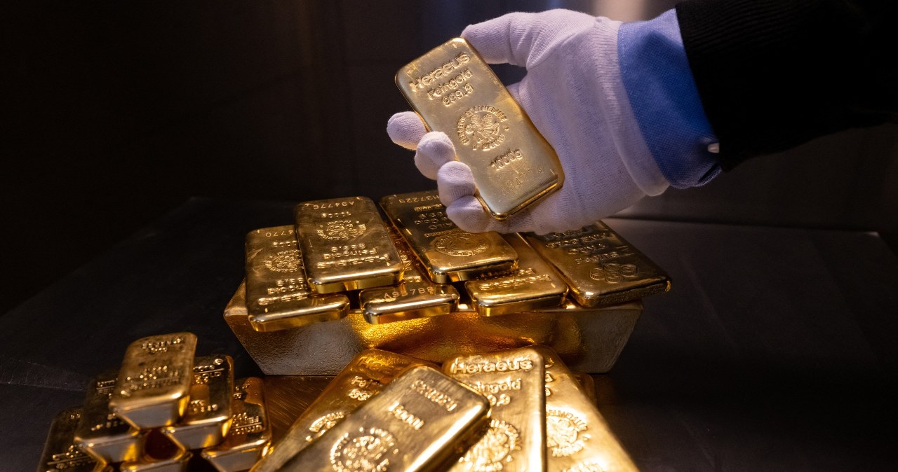 Przezorni gromadzą go coraz więcej. Ten metal nie ma sobie równych