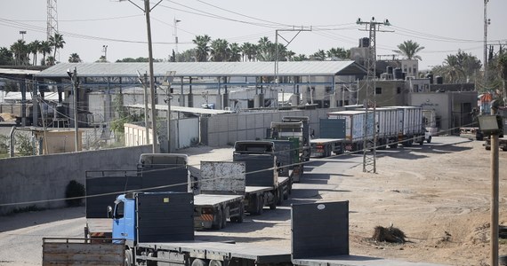 Ambasada USA w Izraelu poinformowała o otwarciu przejścia granicznego w Rafah łączącego Egipt ze Strefą Gazy. Doniesienia potwierdziły też służby prasowe Hamasu. Pierwsze ciężarówki z pomocą humanitarną wjechały do enklawy, gdzie setki tysięcy ludzi czekają na podstawowe produkty.