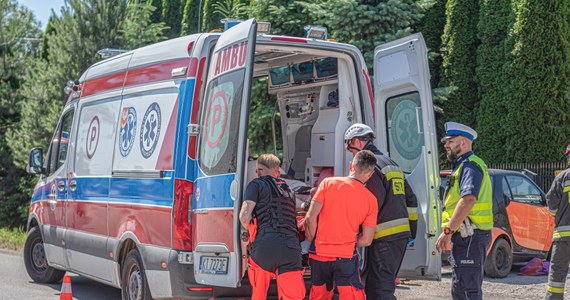 Policjant z Ełku w Warmińsko-Mazurskiem został ranny podczas zatrzymywania agresywnego mężczyzny. W trakcie  interwencji funkcjonariusze oddali strzał ostrzegawczy.
