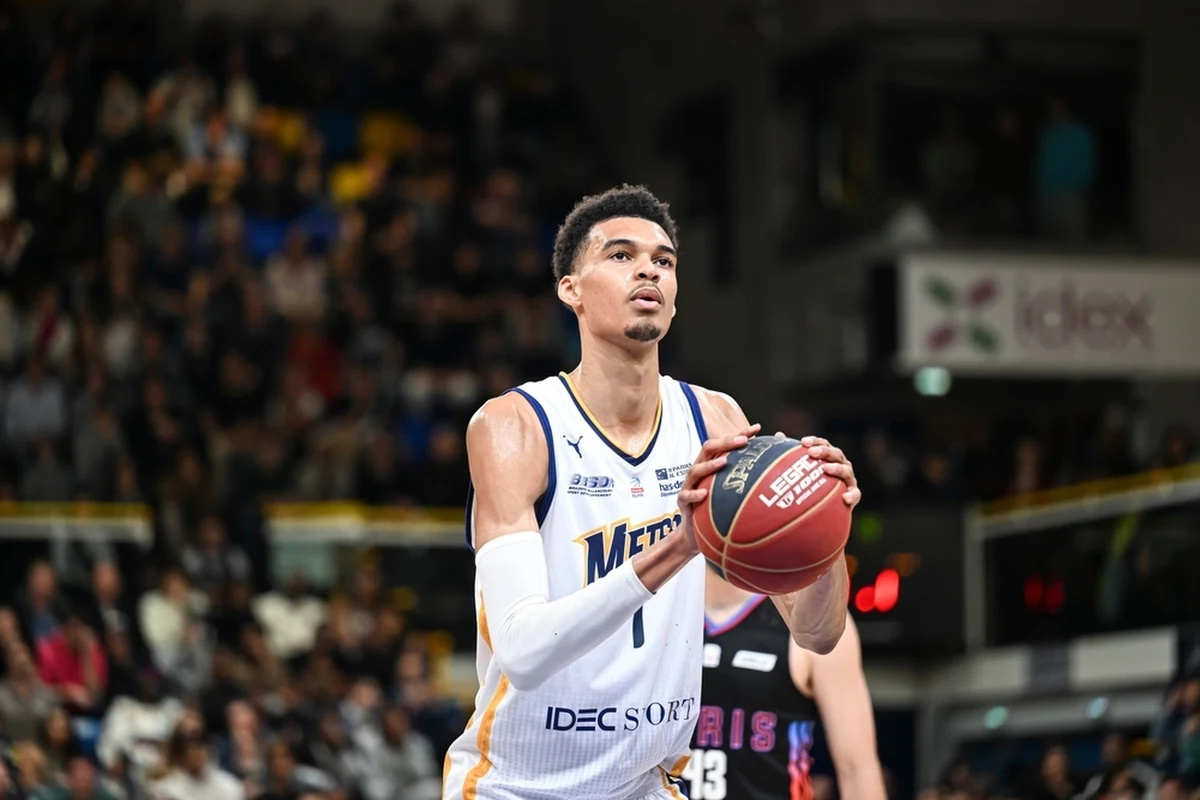 We wtorek rozpocznie się nowy sezon najlepszej koszykarskiej ligi świata. Tytułu mistrzowskiego będą bronić zawodnicy Denver Nuggets. Polskich fanów z pewnością interesować będą występy Jeremy’ego Sochana i Brandina Podziemskiego. Jednym z najważniejszych pytań sezonu jest to jak nowych realiach NBA odnajdzie się Victor Wembanyama – wybrany w czerwcu w drafcie z numerem jeden przez San Antonio Spurs.