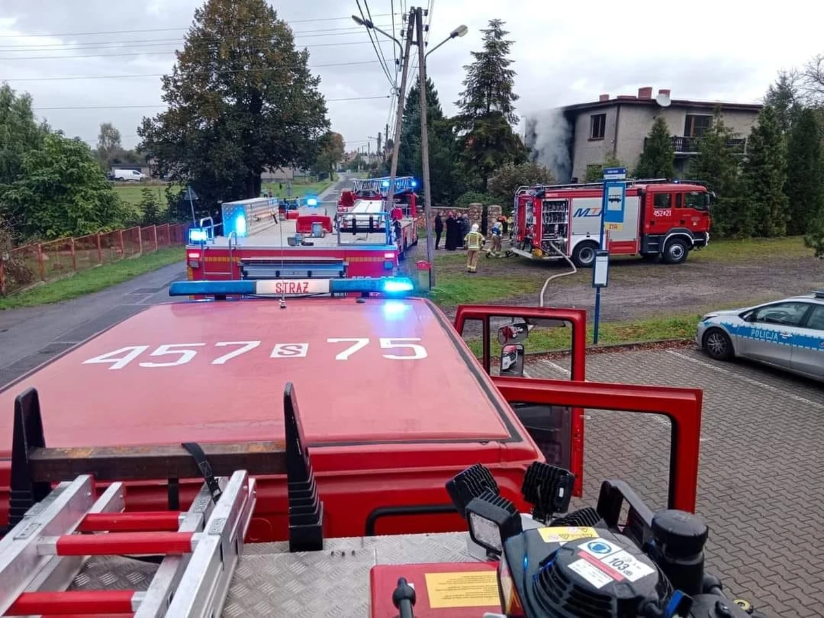 Jedna osoba nie żyje po pożarze w budynku plebanii w Kozłowie w powiecie gliwickim. W akcji gaśniczej brało udział 7 zastępów strażaków. 