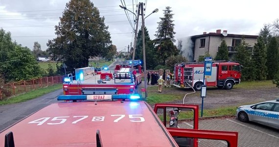 Jedna osoba nie żyje po pożarze w budynku plebanii w Kozłowie w powiecie gliwickim. W akcji gaśniczej brało udział 7 zastępów strażaków. 