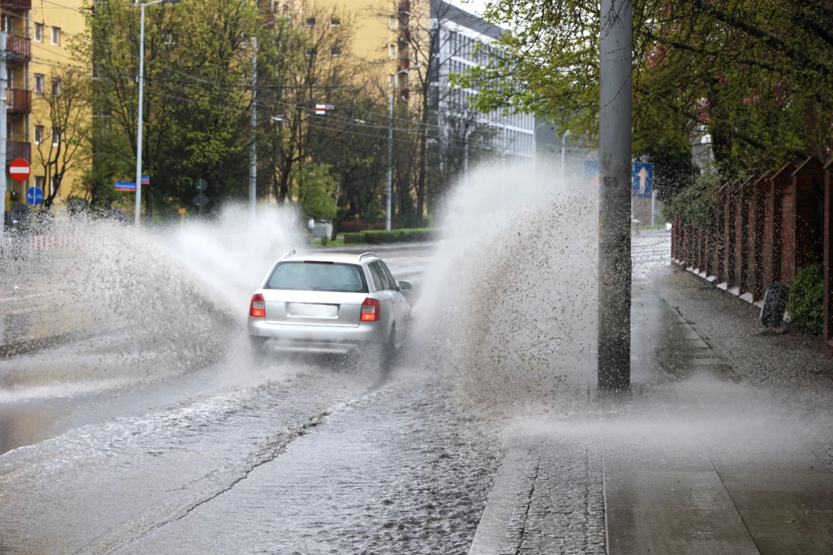 Przed burzami i silnymi opadami przestrzega Instytut Meteorologii i Gospodarki Wodnej. Synoptycy wydali ostrzeżenia pierwszego stopnia dla części kraju. Gdzie obowiązują alerty?