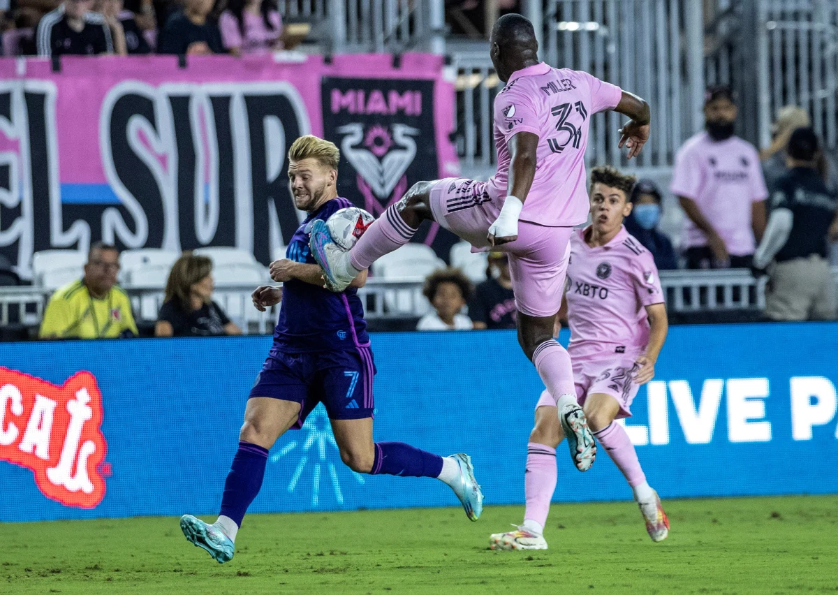 Drużyna Charlotte FC w ostatniej kolejce rundy zasadniczej piłkarskiej ligi MLS pokonała Inter Miami 1:0. Dzięki wygranej klub Karola Świderskiego i Kamila Jóźwiaka, który zaliczył asystę, zagwarantował sobie udział w barażach do play off. W zespole gości wystąpił Lionel Messi.