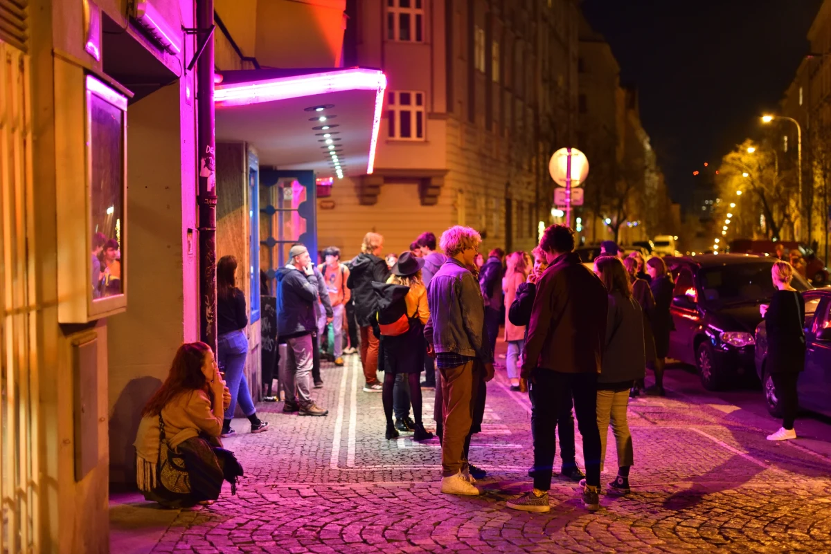 Cztery osoby trafiły do szpitala po tym, jak wczoraj późnym wieczorem przed jednym z klubów w małopolskim Chrzanowie nietrzeźwy mężczyzna wjechał autem w grupę ludzi. Wcześniej wywiązała się tam bójka kilkunastu osób z użyciem kijów bejsbolowych. Cztery osoby zostały zatrzymane.