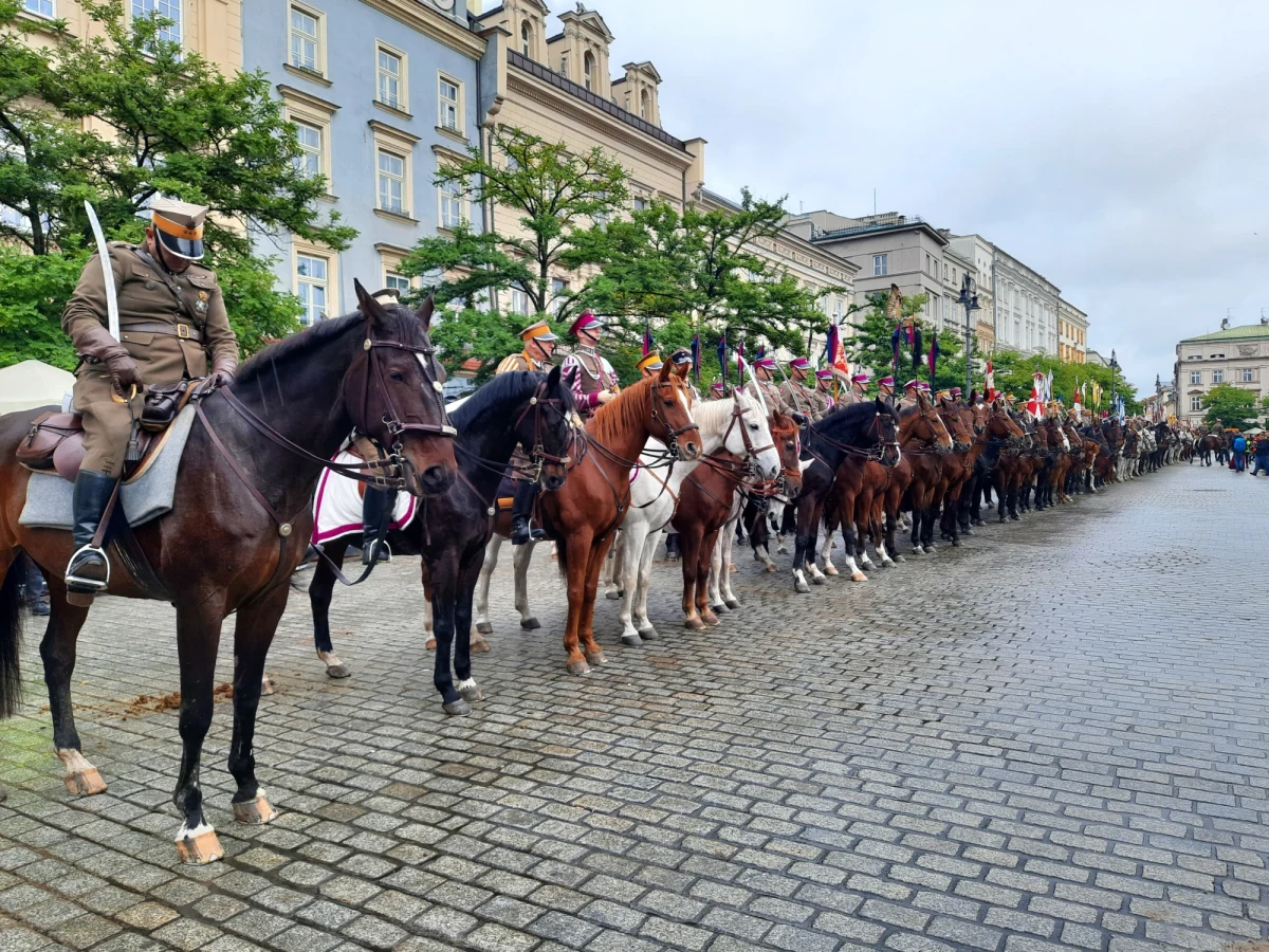 Wielka defilada kawalerii odbyła się dzisiaj w Rynku Głównym w Krakowie. Przez miasto przejechało kilkuset kawalerzystów. 