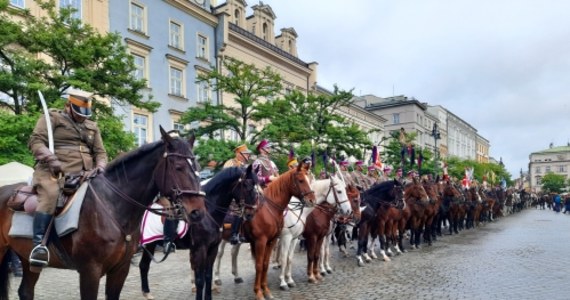 Wielka defilada kawalerii odbyła się dzisiaj w Rynku Głównym w Krakowie. Przez miasto przejechało kilkuset kawalerzystów. 