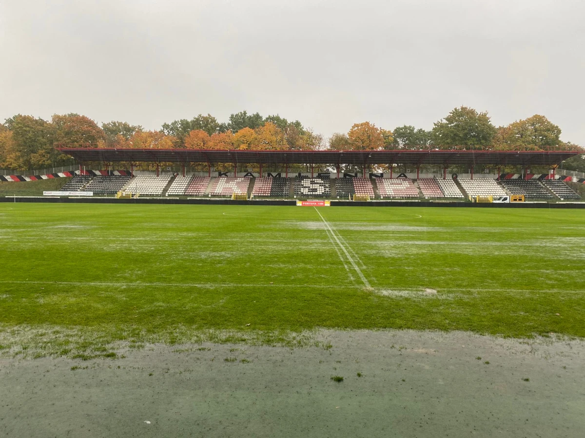 Zaplanowany na dziś mecz 12. kolejki 1. ligi piłkarskiej Polonia Warszawa - Lechia Gdańsk został przełożony. Powodem były intensywne opady deszczu i w efekcie zły stan murawy. Nowy termin ma być podany w najbliższych dniach.