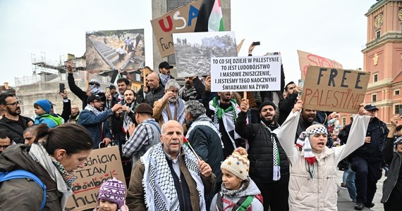 W sobotę ulicami Warszawy przeszedł marsz, którego uczestnicy protestowali przeciwko izraelskiej interwencji w Strefie Gazy. Poza transparentami wzywającymi Izrael do zaprzestania działań wojennych, pojawiły się też hasła antysemickie. Dziś do sprawy odniosła się Kancelaria Prezydenta Andrzeja Dudy, która stanowczo potępiła takie zachowania i przypomniała, że w Polsce nie ma miejsca na antysemityzm.