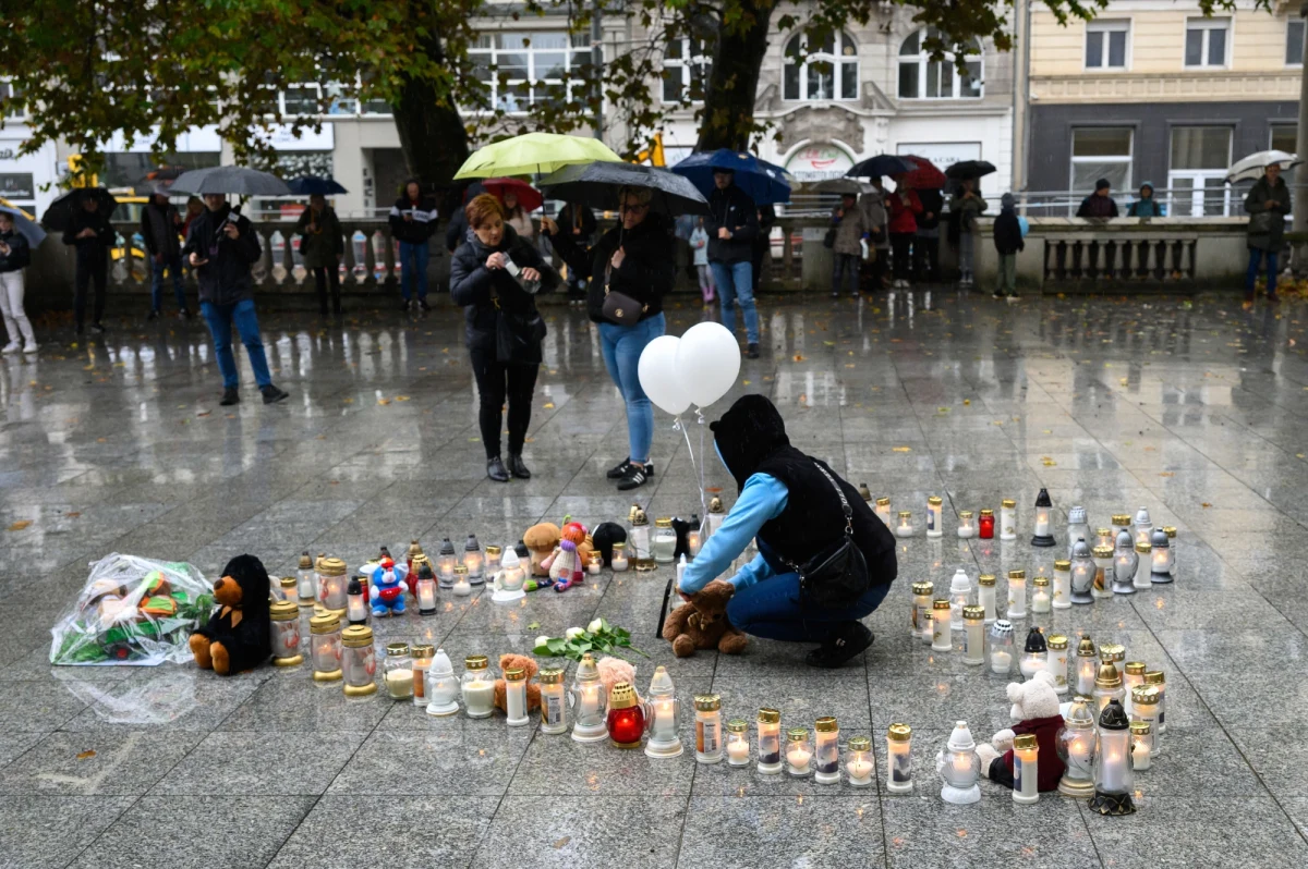 Mieszkańcy Poznania spotkali się w niedzielę na placu Wolności, by symbolicznie pożegnać 5-letniego Maurycego. Chłopiec zmarł w środę w szpitalu po tym, jak 71-letni Zbysław C. zranił go nożem w klatkę piersiową. 