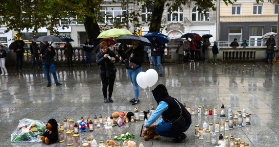 Mieszkańcy Poznania spotkali się w niedzielę na placu Wolności, by symbolicznie pożegnać 5-letniego Maurycego. Chłopiec zmarł w środę w szpitalu po tym, jak 71-letni Zbysław C. zranił go nożem w klatkę piersiową. 