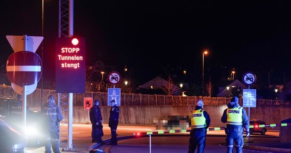 Mężczyzna w wieku ok. 40 lat został zastrzelony przez norweską policję po pościgu w okolicach Stavanger. Wcześniej wsiadł on do czyjegoś samochodu i porwał kierowcę. W wyniku strzelaniny ranne zostały dwie osoby: uprowadzony kierowca oraz jeden z policjantów.  