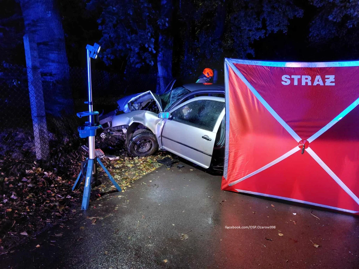 23-letni kierowca volkswagena zginął, a jego trzej młodzi pasażerowie zostali ranni w wypadku, do którego w miejscowości Grochocice w powiecie opatowskim (Świętokrzyskie). Samochód, którym jechało czterech dwudziestolatków w nocy z niedzieli na poniedziałek uderzył w ogrodzenie posesji.