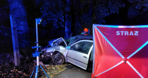 23-letni kierowca volkswagena zginął, a jego trzej młodzi pasażerowie zostali ranni w wypadku, do którego w miejscowości Grochocice w powiecie opatowskim (Świętokrzyskie). Samochód, którym jechało czterech dwudziestolatków w nocy z niedzieli na poniedziałek uderzył w ogrodzenie posesji.