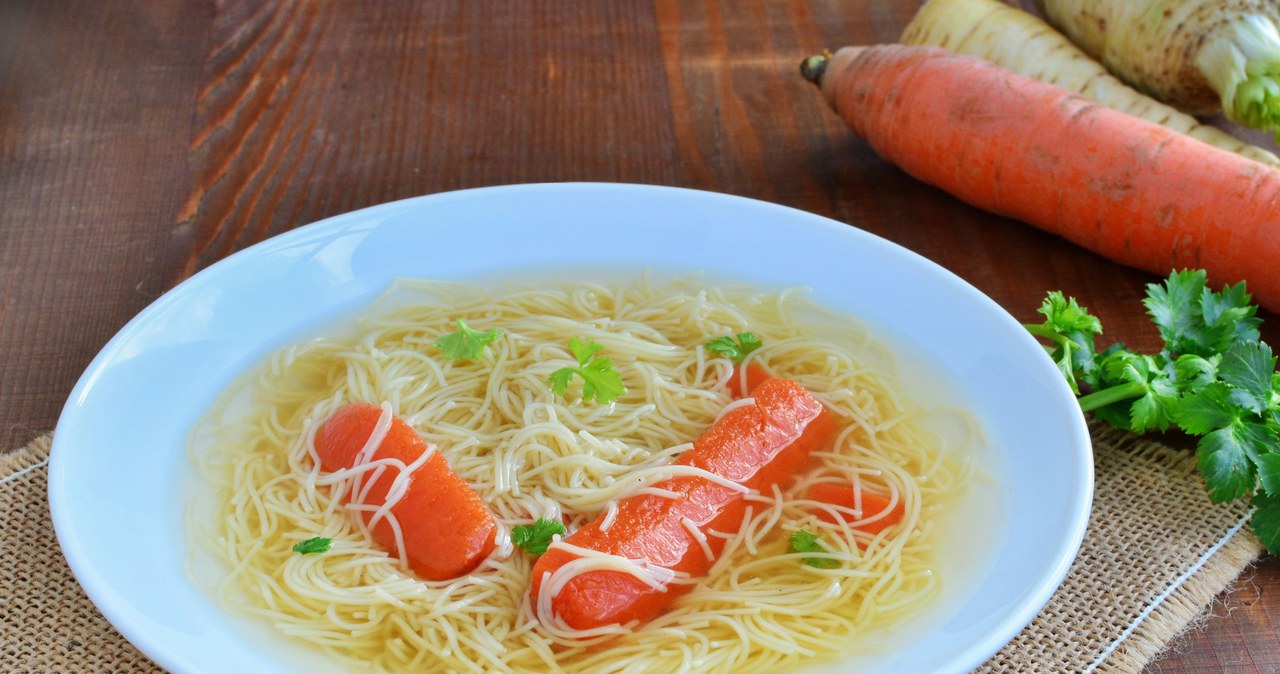 Rosół, zupa, która, traktowana, jest, jako, recepta, jesienne, przeziębienie, Jest, tylko, bardzo, smaczna, odżywcza, więcej, mo Dodaj te przyprawy do rosołu, a zyska właściwości rozgrzewające i wzmocni odporność