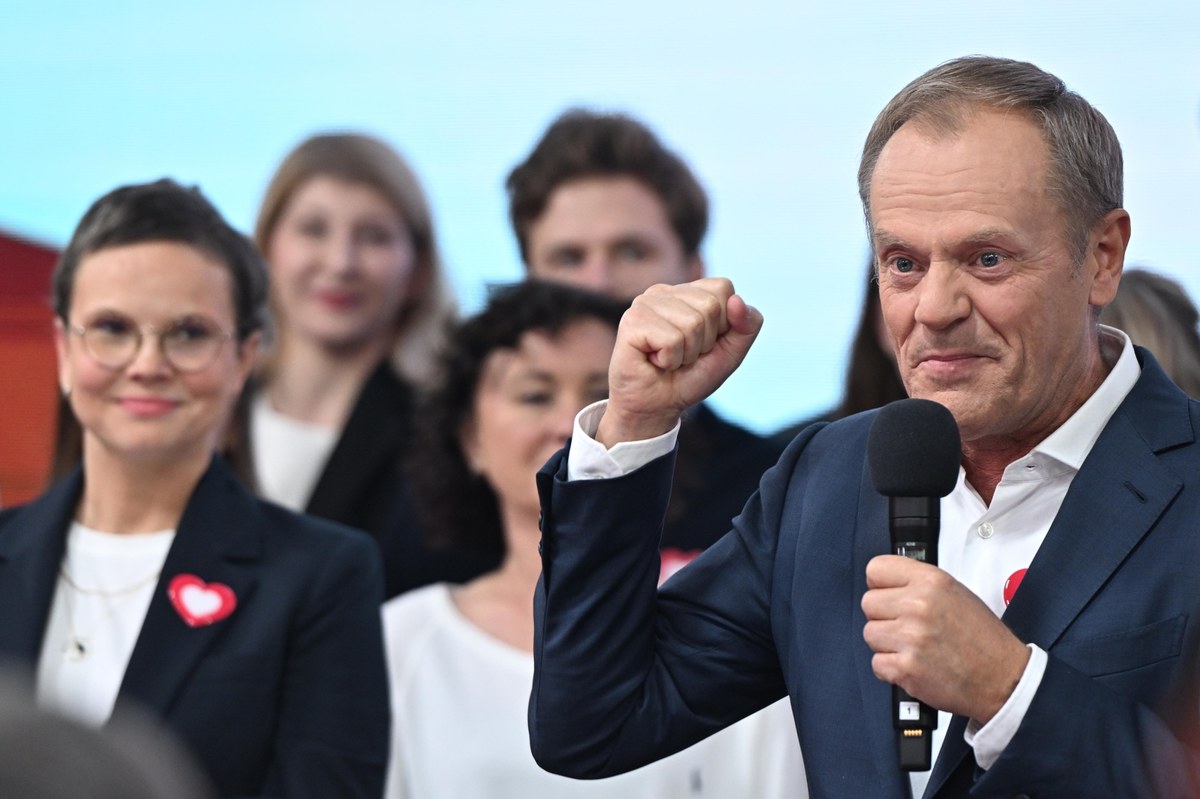 Dopiero jutro partie tworzące nową koalicję wydadzą oświadczenie o poparciu kandydatury Donalda Tuska na stanowisko premiera. Oświadczenie ma być ogłoszone przed konsultacjami prezydenta Dudy z przedstawicielami komitetów wyborczych, które wprowadziły swoich posłów do Sejmu. 