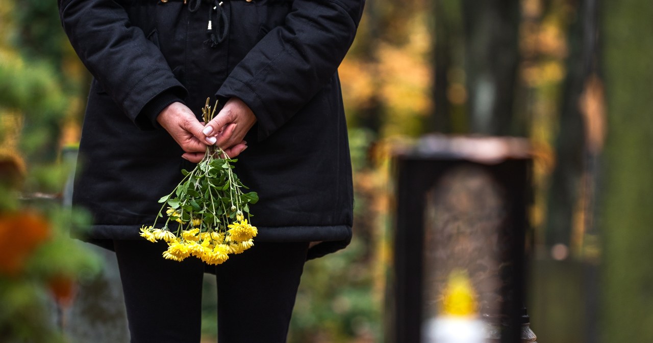 Będą rewolucyjne zmiany ws. pochówku? Urna w domu, prochy w biżuterii