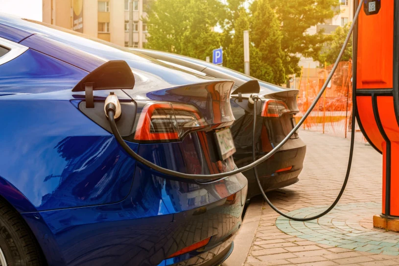 Tesla ograniczyła ładowanie choćby o 30 proc. Sąd przyznał odszkodowania