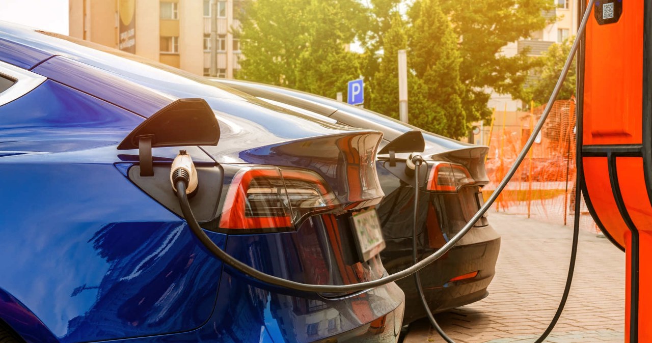 Trend na rynku się zmienia. Najniższe zainteresowanie elektrykami od lat