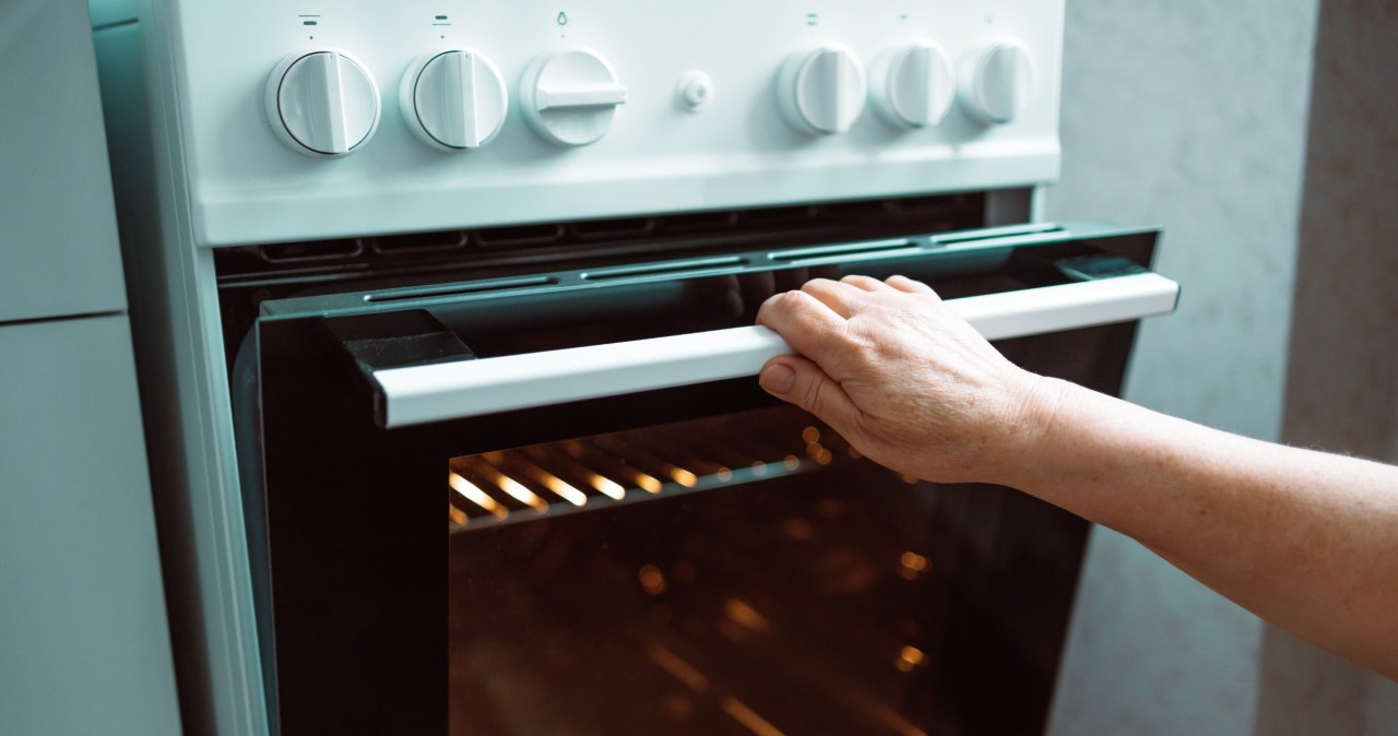 Robisz to po wyjęciu ciasta z piekarnika? To powszechny błąd, który niszczy urządzenie