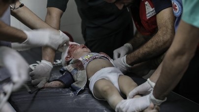 CNN o koszmarze w Strefie Gazy: Piszą nazwiska na ciałach dzieci