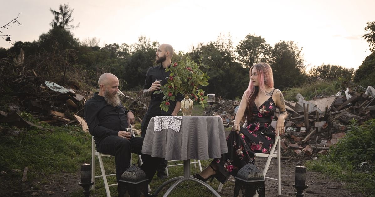 Trio Narbo Dacal z Krakowa szykuje się do premiery debiutanckiego longplaya. "Elysium Now" pilotuje singel "Roses". 