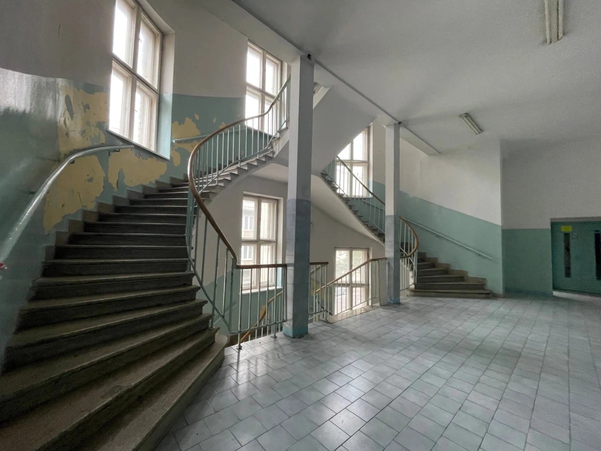 "Muzeum Getta Warszawskiego jest bardzo potrzebne, zwłaszcza w dzisiejszych czasach, gdy ciągle słyszymy słowa nienawiści" - mówił podczas przekazania placu budowy wykonawcy Albert Stankowski, dyrektor Muzeum. Poniedziałek to symboliczny dzień, w którym do budynków dawnego Szpitala Bersohnów i Baumanów wkraczają robotnicy. Muzeum ma być gotowe za dwa i pół roku.