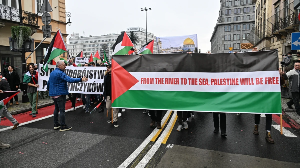 Prokuratura zajmuje się sprawą antysemickiego transparentu, który w sobotę pojawił się na propalestyńskiej demonstracji w Warszawie. Jedna z uczestniczek pikiety niosła banner z gwiazdą Dawida w koszu na śmieci i hasłem "utrzymuj świat w czystości" w języku angielskim.