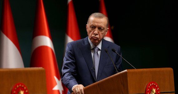​Prezydent Turcji Recep Tayyip Erdogan przesłał w poniedziałek do parlamentu wniosek ratyfikacyjny dotyczący akcesji Szwecji do NATO - poinformowały służby prasowe szefa państwa tureckiego.