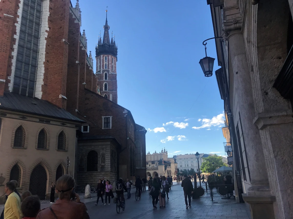 Ponad 10,5 tys. osób, które mieszkają w Krakowie, ale do tej pory rozliczało się z fiskusem w innych miejscowościach, zdecydowało się płacić podatki w tym mieście. Przedstawiciele władz stolicy Małopolski szacują, że przyniesie to lokalnemu budżetowi ok. 31,6 mln złotych.