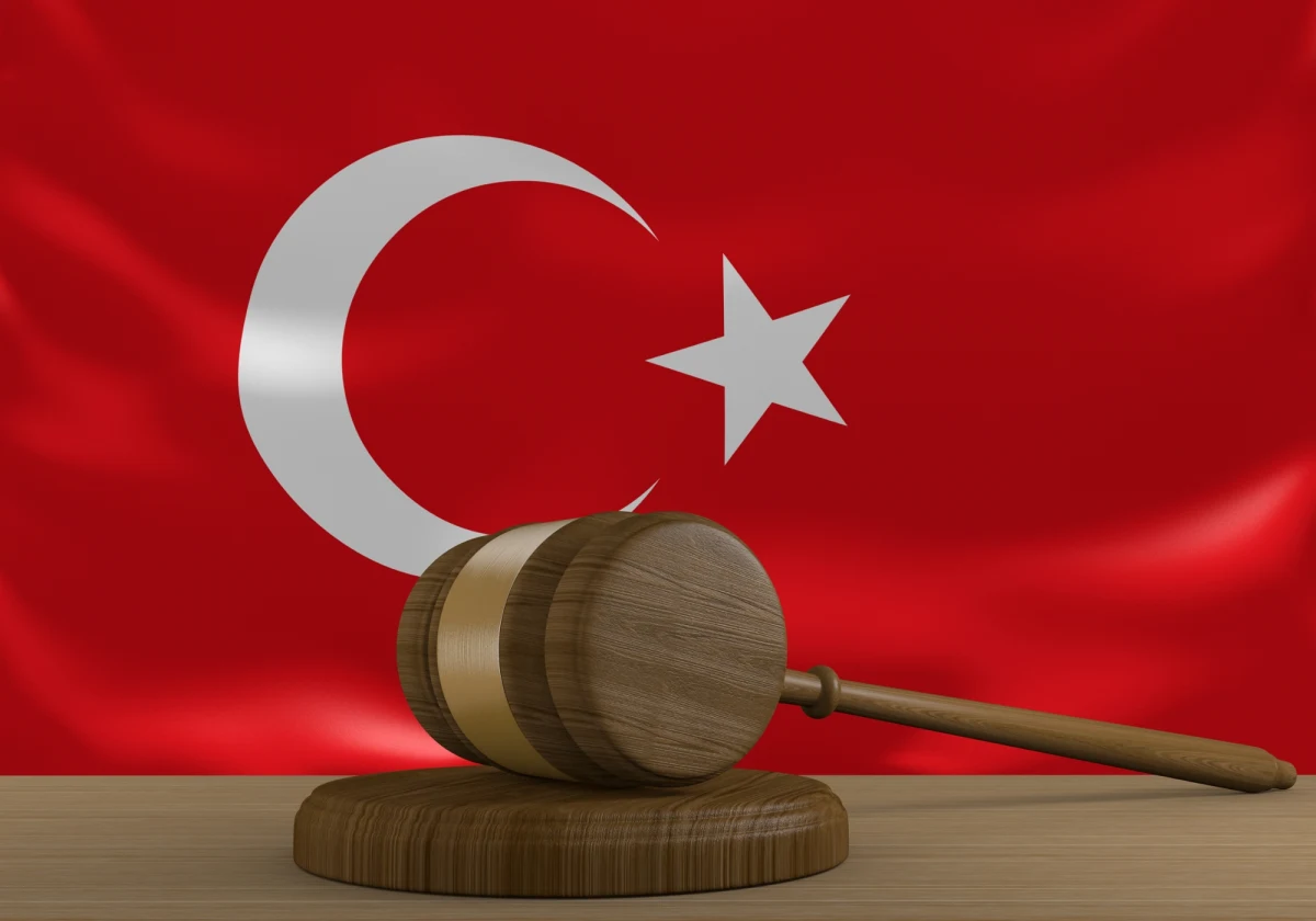 ​Rodzice i małżonek sześcioletniej dziewczynki wydanej pod przymusem za mąż zostali w poniedziałek skazani w Turcji na kary od 16 do 30 lat więzienia - podały tureckie media. Historia tej dziewczynki, a obecnie młodej kobiety, wstrząsnęła krajem w 2022 roku - relacjonuje AFP.