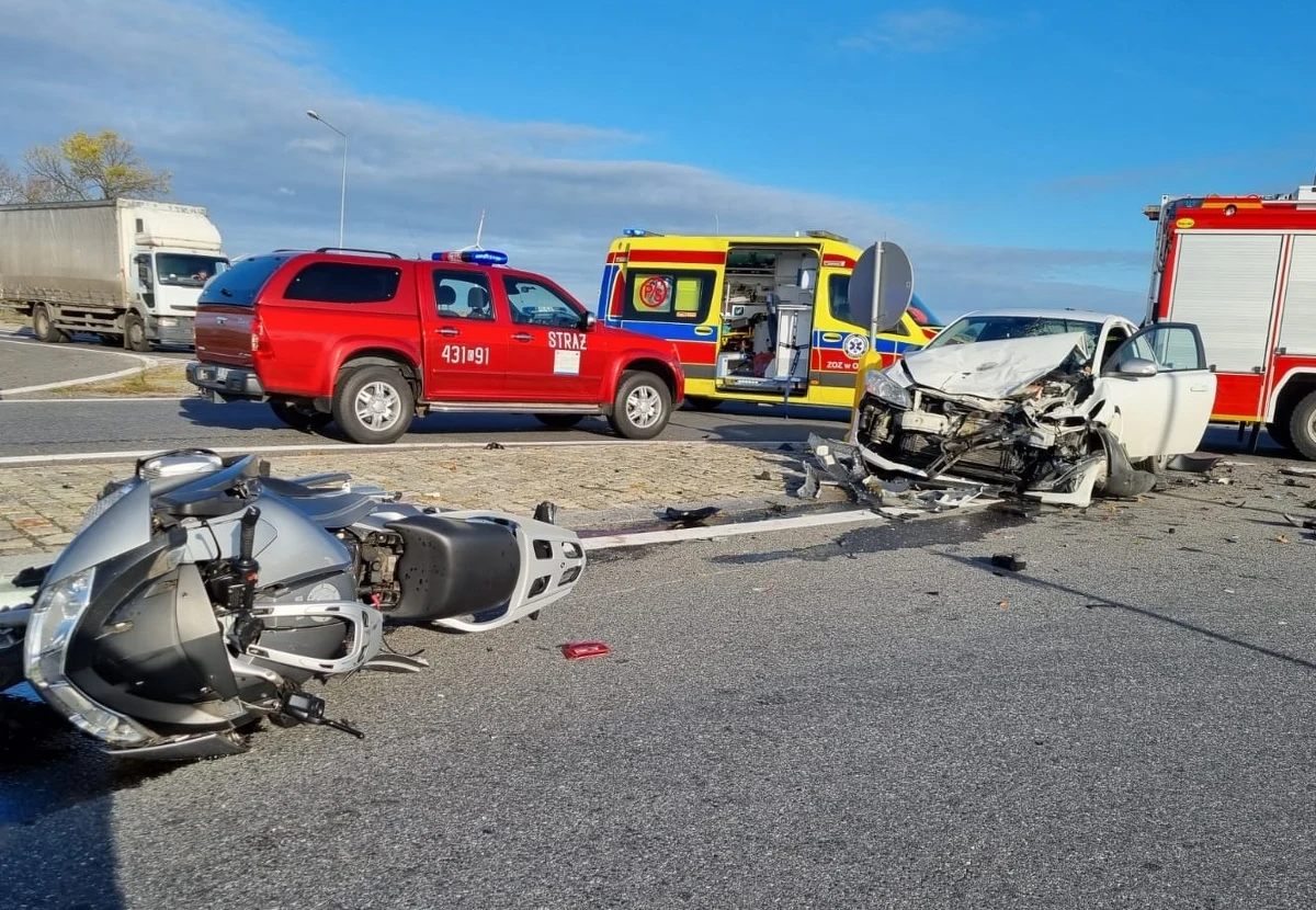 Jedna osoba zmarła w wypadku na drodze krajowej nr 45 w Kuniowie na Opolszczyźnie. Zderzył się tam motocyklista z kierowcą samochodu osobowego.