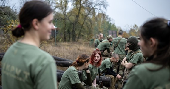 Rosja rekrutuje kobiety na wojnę z Ukrainą – podają niezależne media. Kilka dni temu pojawiła się informacja o szkoleniu także bardzo młodych ludzi w wieku od 14 do 17 lat, którzy także mieliby trafić na front. 