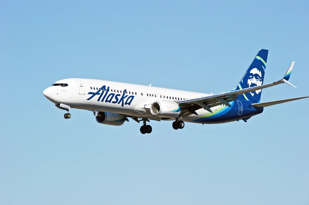 Niebezpieczna sytuacja na pokładzie samolotu Alaska Airlines. Pilot, który był po służbie, próbował wyłączyć silniki maszyny. 44-latek został zatrzymany, a samolot przekierowany do Portland. Mężczyzna usłyszał 83 zarzuty usiłowania morderstwa. 