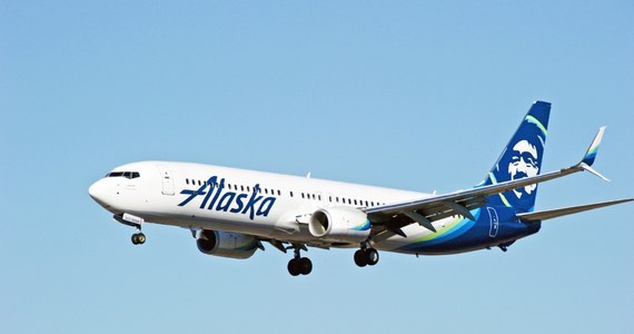 Niebezpieczna sytuacja na pokładzie samolotu Alaska Airlines. Pilot, który był po służbie, próbował wyłączyć silniki maszyny. 44-latek został zatrzymany, a samolot przekierowany do Portland. Mężczyzna usłyszał 83 zarzuty usiłowania morderstwa. 