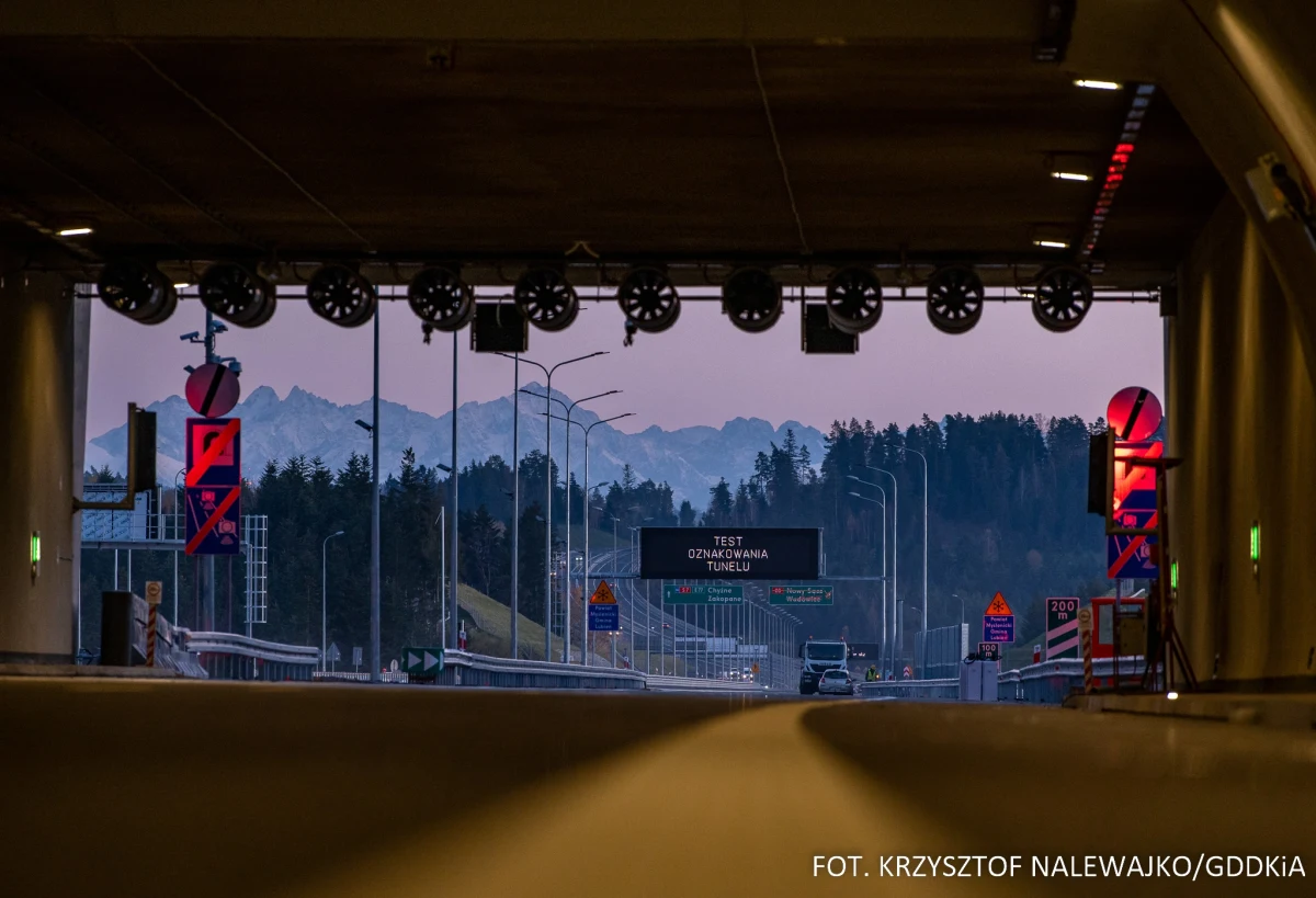 W nocy z 24 na 25 października z powodu prac serwisowych zamknięte zostaną obie nitki tunelu pod Luboniem Małym w ciągu drogi ekspresowej S7. Kierowcy będą w tym czasie kierowani na objazdy.