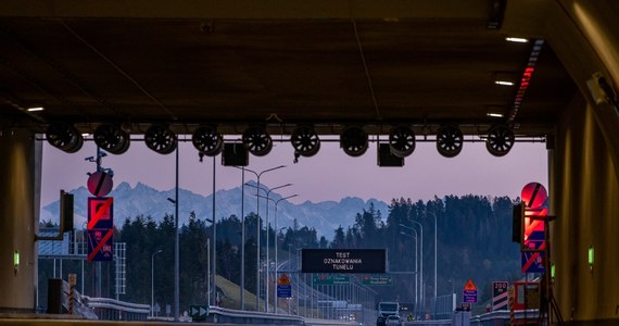 W nocy z 24 na 25 października z powodu prac serwisowych zamknięte zostaną obie nitki tunelu pod Luboniem Małym w ciągu drogi ekspresowej S7. Kierowcy będą w tym czasie kierowani na objazdy.