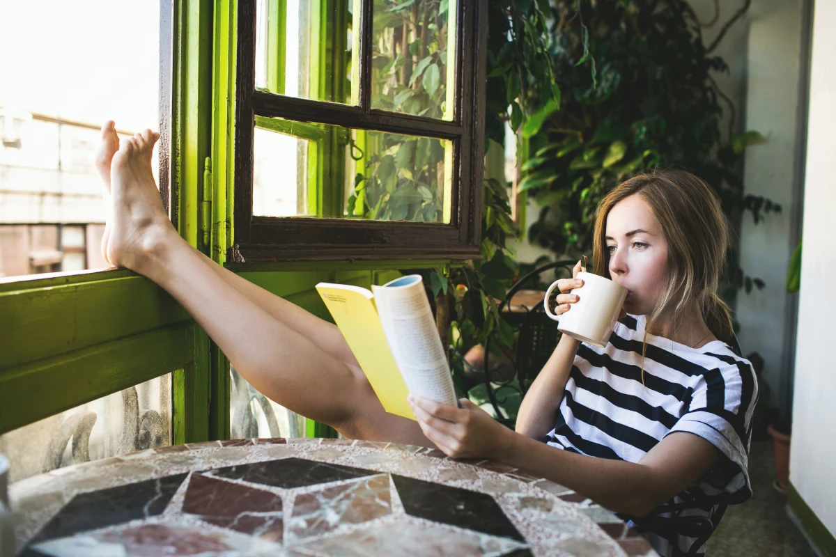 Młode kobiety coraz częściej przekładają spokojne życie i dbanie o siebie nad karierę. Snail girls (dziewczyny-ślimaki) na nowo definiują feminizm, w którym odchodzą od zgiełku i przepracowania.