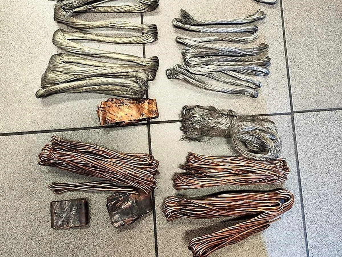 Rydułtowscy policjanci, dzięki współpracy z kierownictwem kopalni w Rydułtowach zatrzymali sprawców kradzieży miedzi. Dwaj mężczyźni i kobieta usłyszeli zarzuty kradzieży z terenu kopalni ponad 200 kg miedzi. Złodziejskiej bandzie grozi kara 5 lat więzienia.