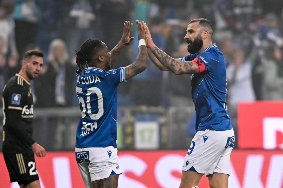 Pojedynek Lecha z Jagiellonią miał zostać rozegrany w połowie sierpnia, ale na wniosek „Kolejorza” został przełożony. Poznaniacy szykowali się wtedy do rewanżu ze Spartakiem Trnava w eliminacjach Ligi Konferencji. Tamto spotkanie zakończyło się kompromitującą wpadką drużyny z Wielkopolski. Teraz jednak zarówno Lech, jak i Jagiellonia są w dobrym momencie sezonu. Pierwszy gwizdek dziś o 18:00.