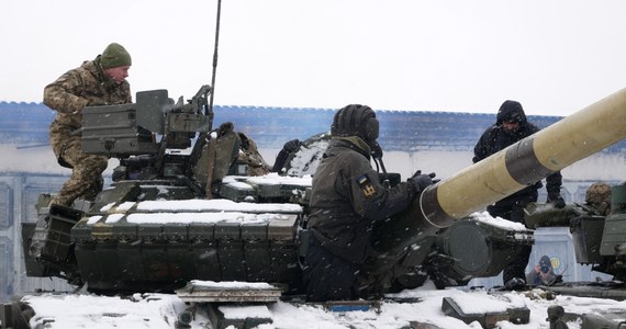 W miesiącach zimowych rosyjskie wojska ponownie będą atakować obiekty cywilne na Ukrainie, lecz to Kijów może lepiej wykorzystać zimę do celów militarnych; ukraińska armia, która dysponuje już pociskami ATACMS, sięgnie po tę broń, by przeprowadzić skuteczniejsze niż dotychczas uderzenia na pozycje zdemoralizowanego przeciwnika - ocenił dziennik "The New York Times".