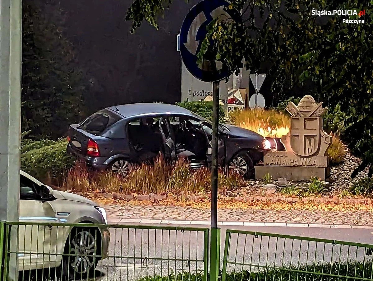 Do niecodziennego zdarzenia doszło na jednym ze skrzyżowań w centrum Pszczyny (woj. śląskie). Kierujący samochodem osobowym dosłownie wskoczył na wysepkę ronda, po czym wysiadł z pojazdu i chciał uciec. Uniemożliwili to świadkowie zdarzenia, którzy zatrzymali 24-letniego obywatela Gruzji, a następnie przekazali policji. Jak się okazało, mężczyzna w chwili zdarzenia był nietrzeźwy, kierował pojazdem nie mając uprawnień, a na terenie Polski przebywał nielegalnie.
