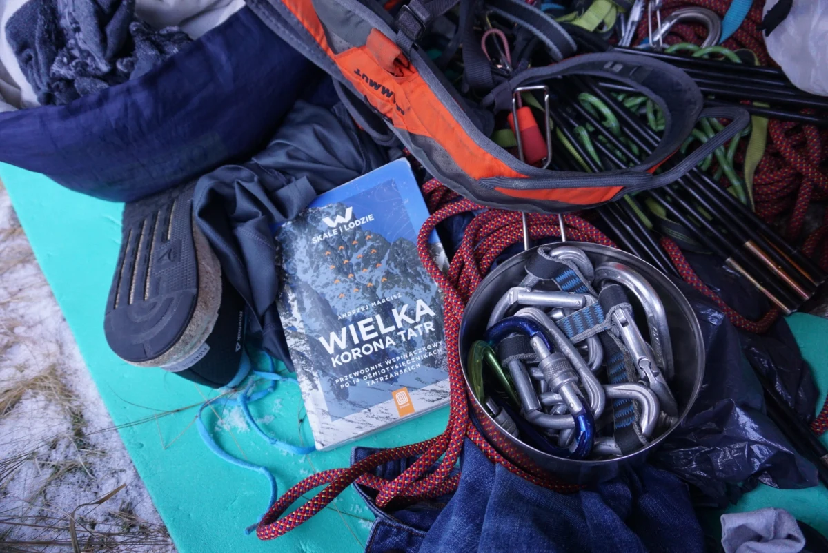 Słowaccy ratownicy górscy szukali właściciela przedmiotów odnalezionych na prowizorycznym biwaku w Dolinie Jaworowej w Tatrach Wysokich. Po kilku godzinach poinformowali, że się do nich zgłosił. 