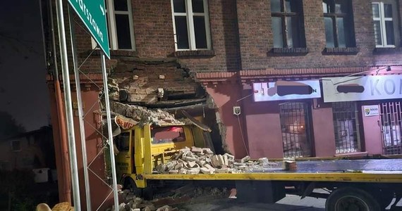 Laweta wjechała w nocy z poniedziałku na wtorek w budynek przy Szosie Chełmińskiej w Toruniu. Zniszczona została zupełnie przednia ściana zakładu szewskiego. Czternaście osób zostało ewakuowanych z mieszkań, które znajdowały się nad zakładami usługowymi.