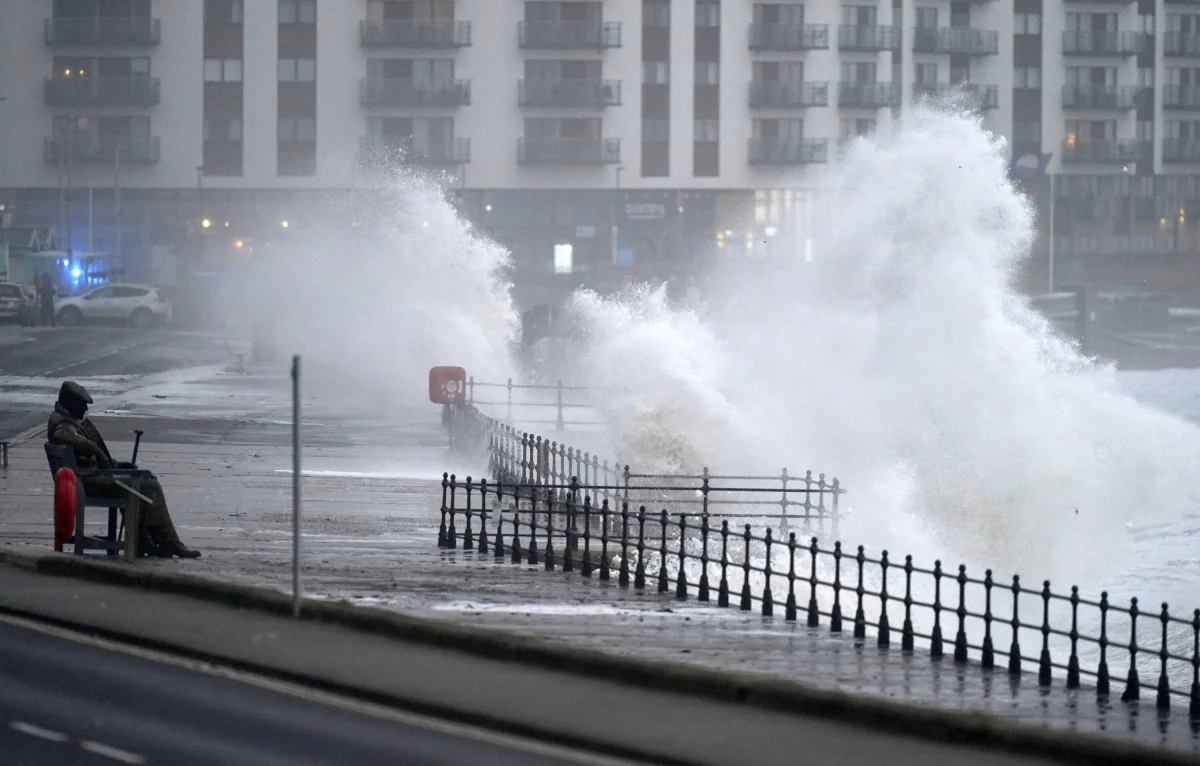 Co najmniej siedem osób zginęło w powodzi w Wielkiej Brytanii. Gwałtowne podniesienie wód spowodował sztorm Babet, który w ostatnich dniach przeszedł przez ten kraj. Zagrożenie powodziowe nadal się utrzymuje.