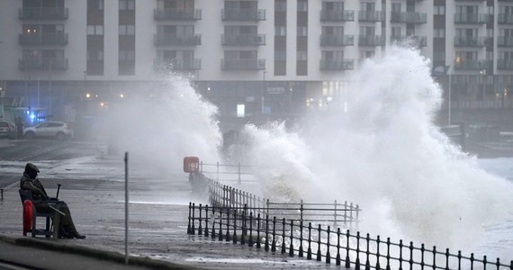Co najmniej siedem osób zginęło w powodzi w Wielkiej Brytanii. Gwałtowne podniesienie wód spowodował sztorm Babet, który w ostatnich dniach przeszedł przez ten kraj. Zagrożenie powodziowe nadal się utrzymuje.