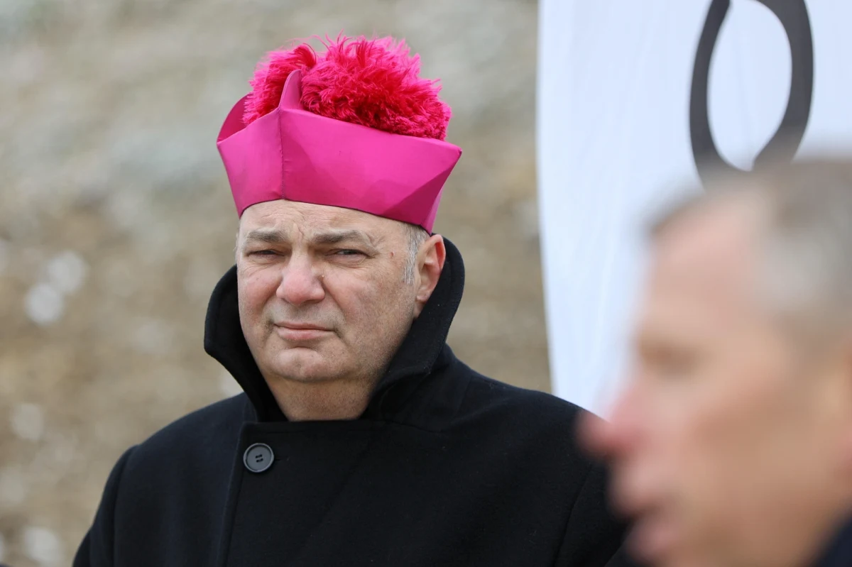 Ojciec Święty Franciszek przyjął rezygnację biskupa Grzegorza Kaszaka z pełnienia posługi biskupa sosnowieckiego. Administratorem apostolskim sede vacante diecezji sosnowieckiej został mianowany arcybiskup katowicki Adrian Galbas - poinformowała Nuncjatura Apostolska w Polsce.