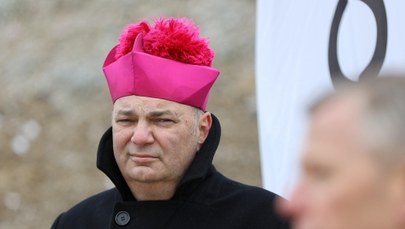 Biskup rezygnuje po skandalu na plebanii